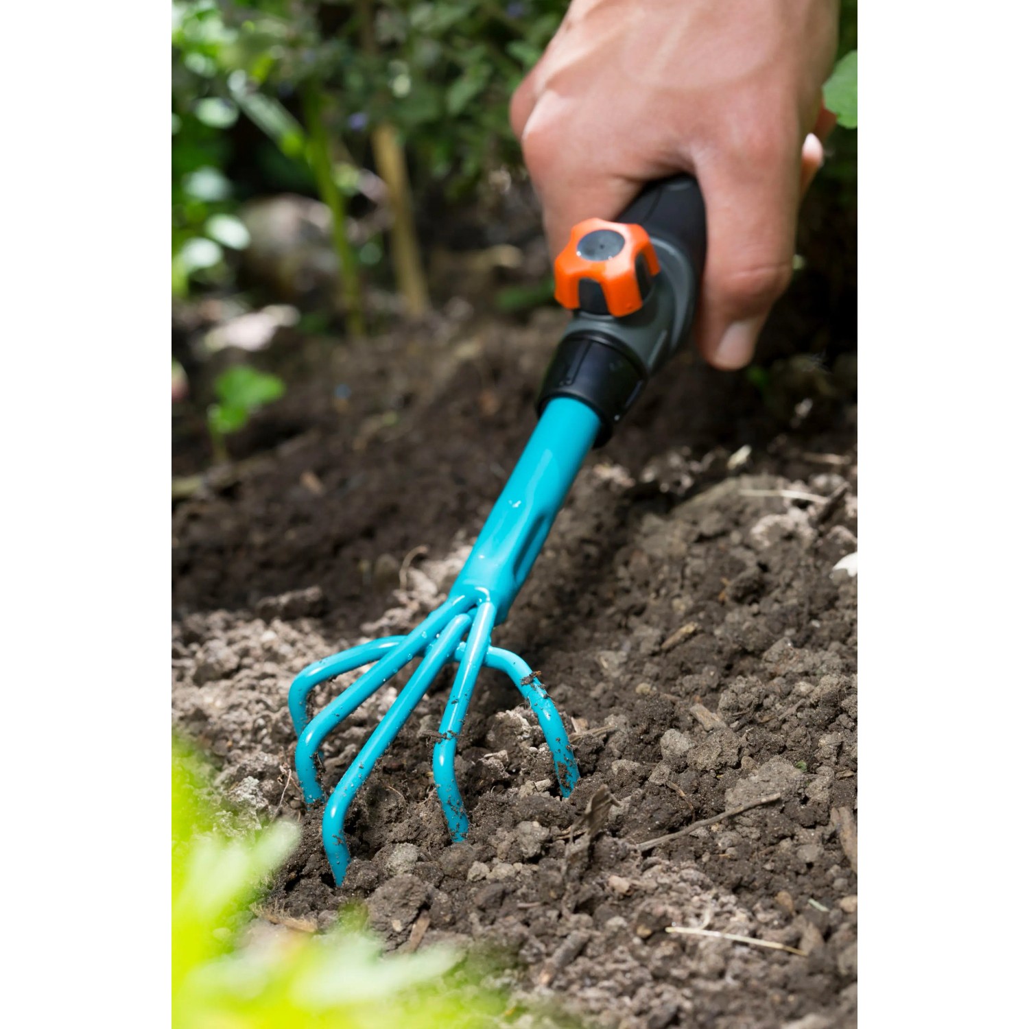 Gardena combisystem zappa per fiori in uso per smuovere il terreno in giardino.