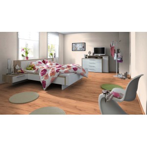Pavimento laminato Excellent Rovere Desert 8 mm installato in camera da letto con mobili.