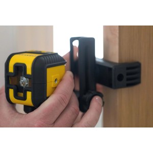 Misuratore di distanza laser t.b.t. giallo con staffa nera fissata alla porta di legno.