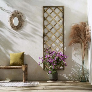 Grigliato in legno come elemento di recinzione da giardino con pianta ed elementi decorativi.