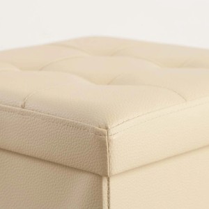 Dettaglio: Pouf beige con trapuntatura a bottoni e effetto pelle.