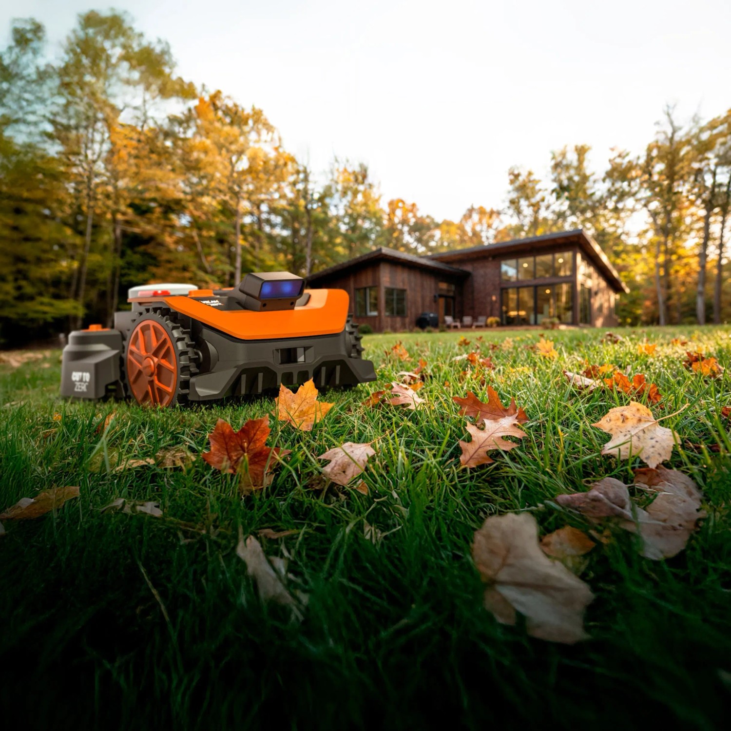 Worx robot rasaerba M800: Robot tagliaerba senza filo in giardino.