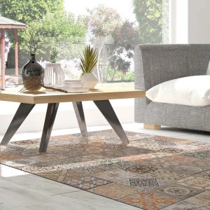 Tappeto moderno con motivo patchwork in colori caldi. Scena del soggiorno.