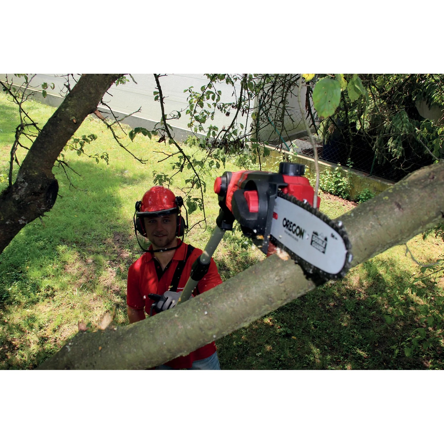 Einhell Power X-Change GE-HC 18 Li T Solo multiutensile a batteria taglia un ramo.