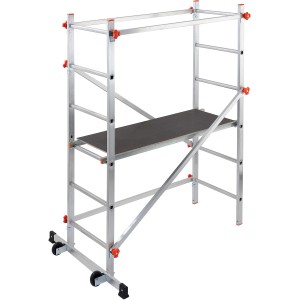 Ponteggio mobile in alluminio con piattaforma, ideale per lavori di ristrutturazione.