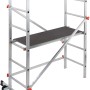 Ponteggio mobile in alluminio con piattaforma, ideale per lavori di ristrutturazione.