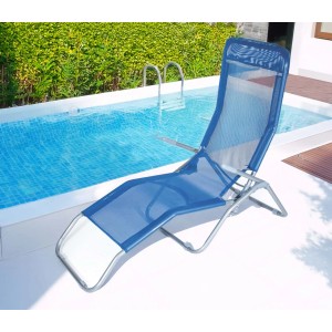 Lettino blu a bordo piscina. Relax perfetto con questo comodo lettino da giardino.