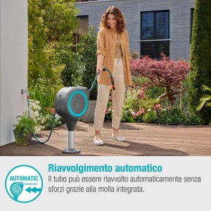 Donna che utilizza l'avvolgitubo t.b.t. con riavvolgimento automatico in giardino.