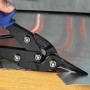 Cesoie per lamiera LUX Classic 240 mm tagliano la lamiera. Pinze con manico blu.