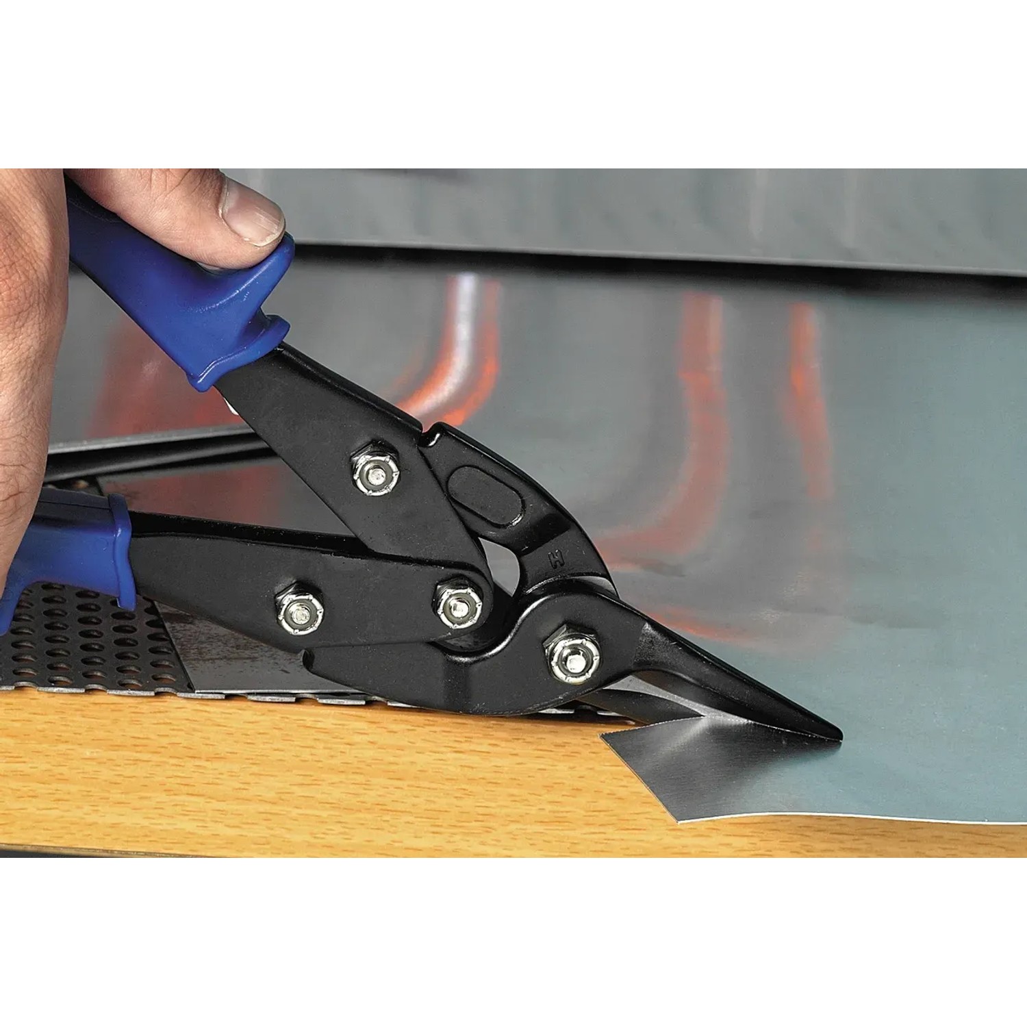 Cesoie per lamiera LUX Classic 240 mm tagliano la lamiera. Pinze con manico blu.