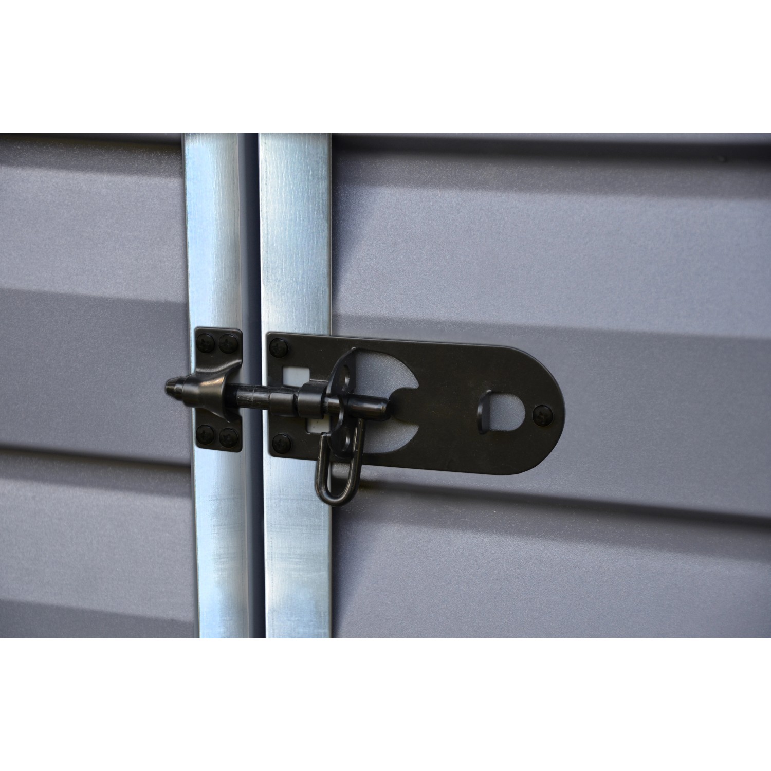 Primo piano: chiavistello nero su porta grigia del capanno Palram Canopia.