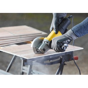 Smerigliatrice angolare Stanley FatMax FMEG220 in uso per tagliare piastrelle.