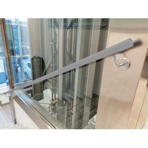 Corrimano grigio in metallo montato su scale. Accessori per scale e ringhiere.