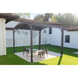 Gazebo grigio t.b.t. con area salotto in giardino.