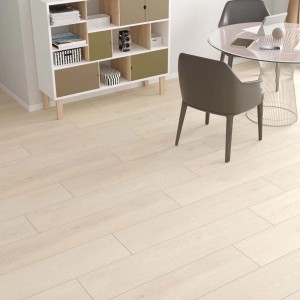 Pavimento vinilico chiaro t.b.t. in soggiorno con mobili. Pavimento resistente per una bella casa.