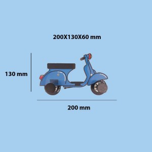 Scooter decorativo blu come organizer per l'armadio.