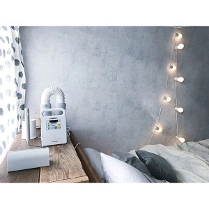 Parete con carta da parati decorativa grigia t.b.t., luci e asciugatrice in camera da letto.