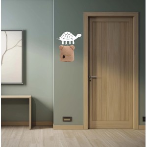 Appendiabiti da parete con tartaruga e zaino orsetto come ganci.