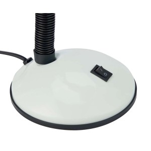 Dettaglio della base bianca di una lampada da scrivania con interruttore e collo flessibile.