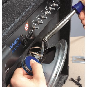 Saldatore LUX 100 W durante la saldatura di un altoparlante, dettaglio.