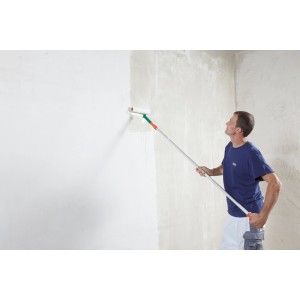 Uomo che applica Knauf SuperFinish con rullo sulla parete.