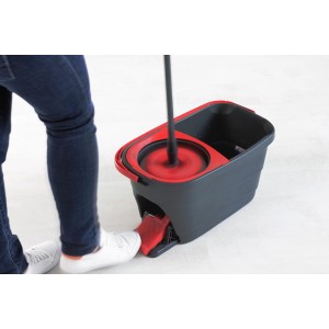 Set per la pulizia t.b.t. con secchio e mocio in azione.