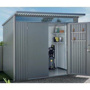 Casetta da giardino in metallo aperta con scaffali e idropulitrice. Ideale per riporre gli attrezzi da giardino.