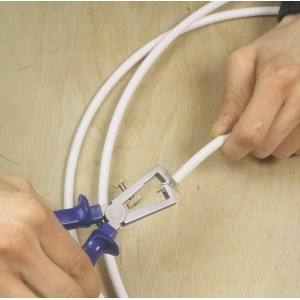 Pinza spelafili LUX Classic 160 mm che rimuove l'isolamento da un cavo.