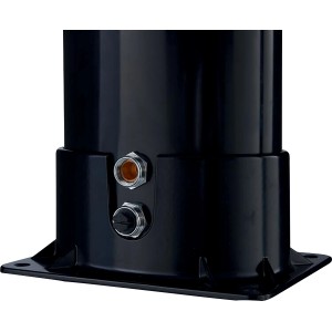 Dettaglio della doccia solare da esterno nera con raccordi e piastra di base.