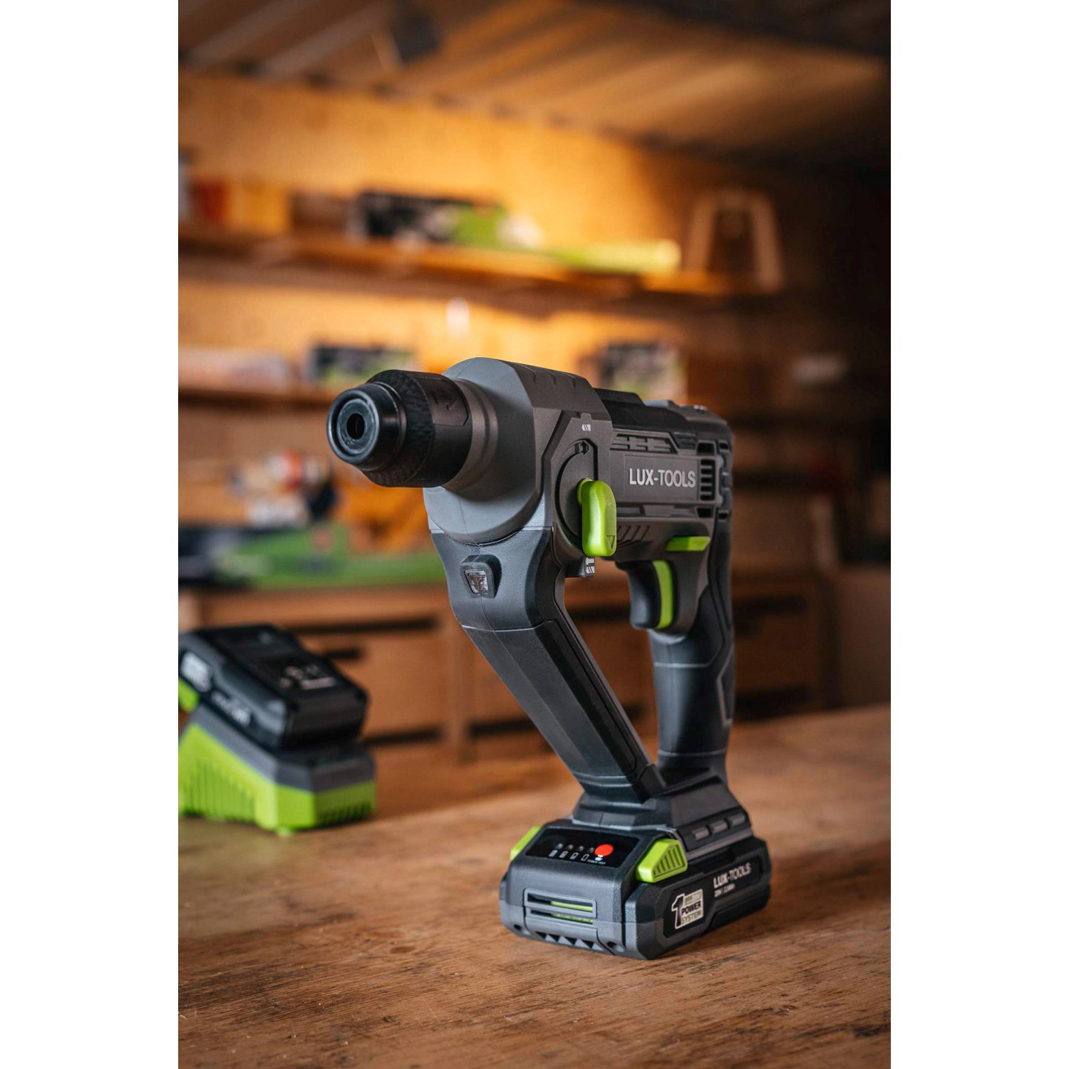 Trapano a percussione a batteria LUX A-BH-20 del 1 PowerSystem con batteria su un tavolo di legno.