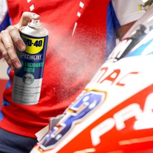 WD-40 Specialist Lucidante Moto per la cura dell'auto in uso.