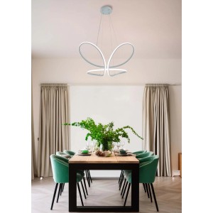 Moderna lampada a sospensione a LED a forma di farfalla sopra il tavolo da pranzo. Elegante lampada a sospensione per soggiorno.