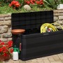 Box da giardino nera aperta con accessori da giardinaggio in ambiente esterno.