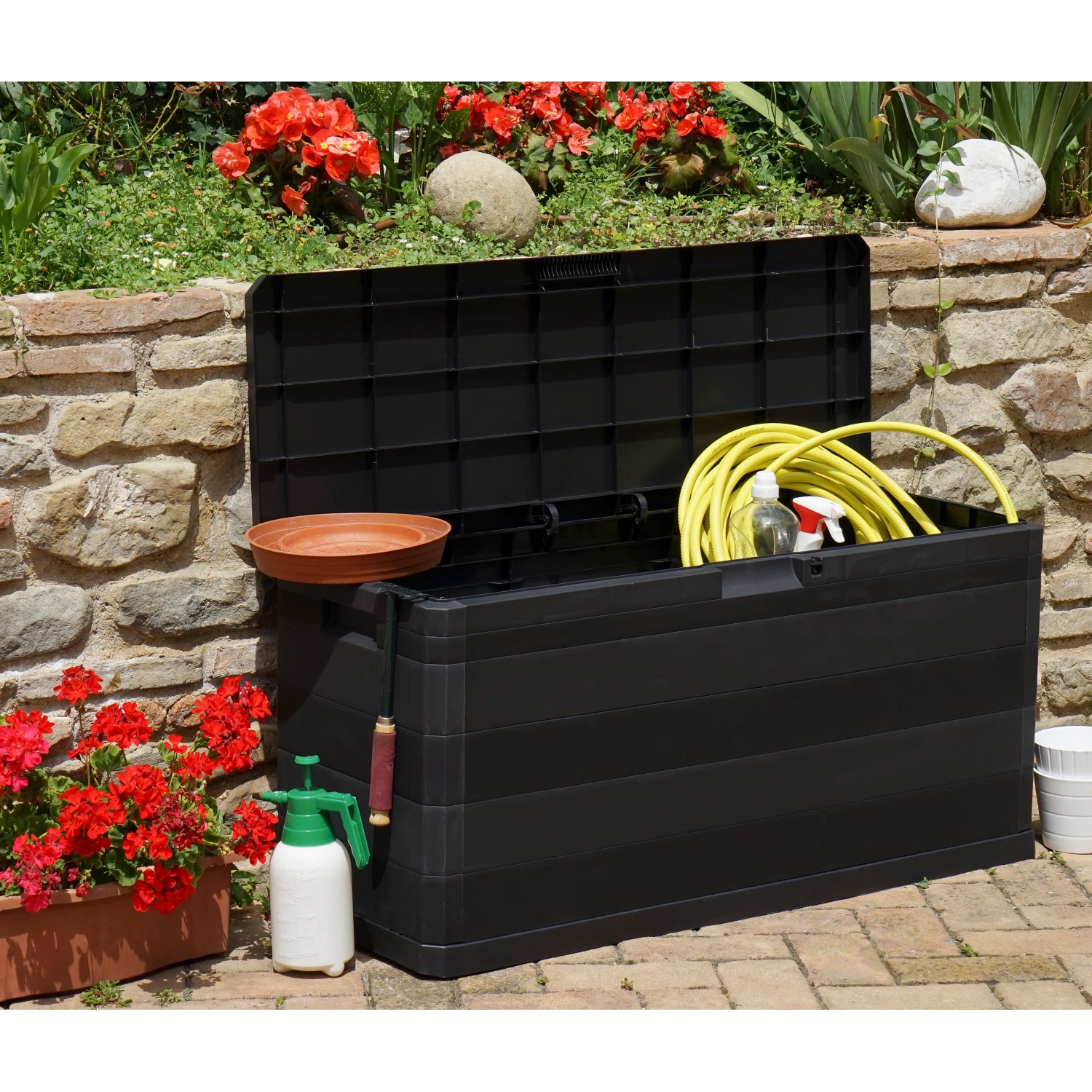 Box da giardino nera aperta con accessori da giardinaggio in ambiente esterno.