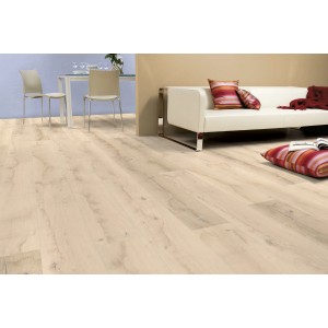 Pavimento laminato Masterfloor Native Oak chiaro in soggiorno con divano e tavolo da pranzo.