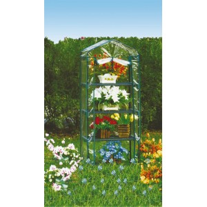 Piccola serra con piante su più livelli in giardino.