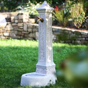 Fontana da giardino decorativa t.b.t. con rubinetto in ottone all'aperto.