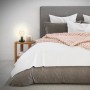 Lampada da tavolo nera Brilo Teepu con attacco E27 su comodino accanto al letto.