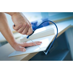 LUX sega per piastrelle Classic 150 mm in uso: piastrella in fase di taglio.