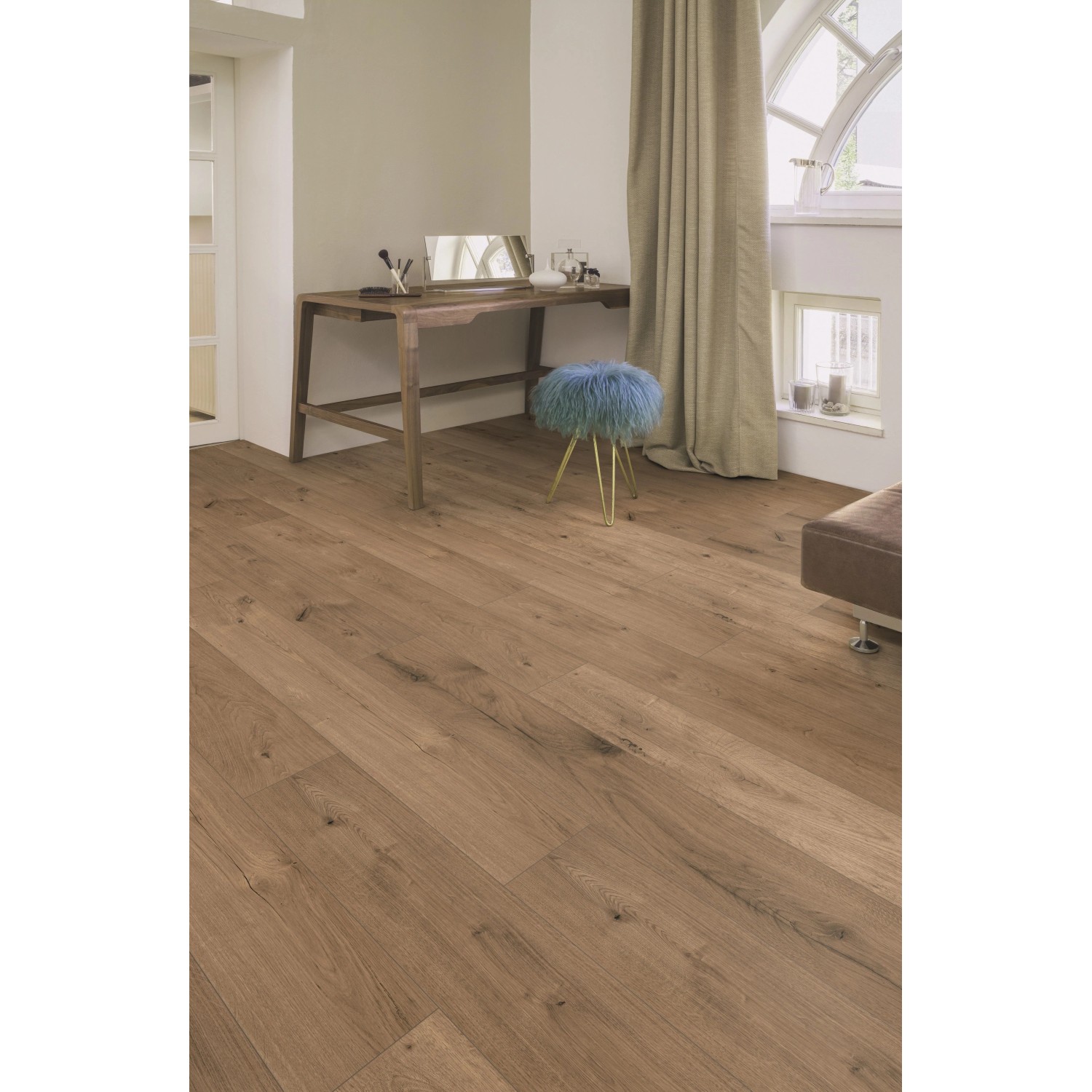 Laminato Kaindl Rovere Ferrara 8mm, impermeabile, in soggiorno. Autentico effetto legno per pavimento.