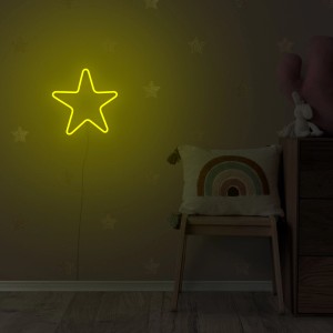 Applique LED a forma di stella gialla su parete in cameretta.