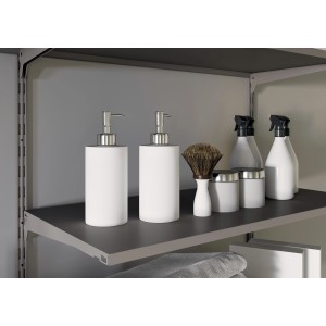 Accessori bagno su una mensola: dispenser sapone, pennello, flaconi spray. Categoria: Accessori e ricambi.