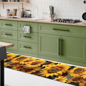 Tappeto da cucina con motivo a girasoli davanti a mobili da cucina verdi.