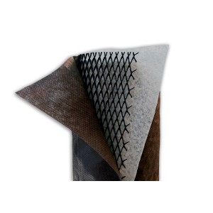 Dettaglio degli strati di erba sintetica t.b.t.: texture e costruzione.