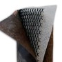 Dettaglio degli strati di erba sintetica t.b.t.: texture e costruzione.