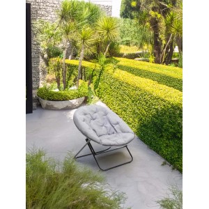 Poltrona da esterno t.b.t. grigia con struttura in metallo in giardino.