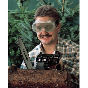 Uomo che indossa occhiali di protezione LUX con rete metallica mentre sega il legno.