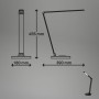 Schizzo della lampada da scrivania a LED nera Brilo Cuma con dimensioni e prodotto in uso.