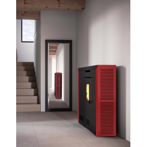 Stufa a pellet rossa e nera dal design moderno.