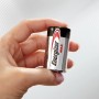 Batteria Energizer Max C Baby in mano, confezione da 2. Batteria alcalina per dispositivi di uso quotidiano.